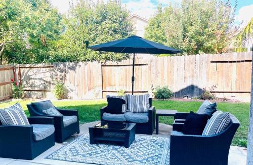 Folsom House | Huge Home near Old Folsom Pet & Family Friendly