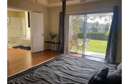 Oakhurst Villa | Hummingbird Haven, serene 4bdrm house with hot tub