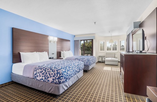 Westside Santa Cruz Hotel | Iconic Spiral Staircase 2BR Suite | 1 King + 2 Queens | Santa Cruz