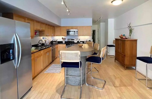 Lakeside Condo | Iconic, sunny, open-plan condo in heart of Oakland