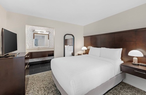 Chatsworth Hotel | Ideal Mix of Comfort and Value! TWO Modern 2BR Suites, Pool, Free Breakfast!