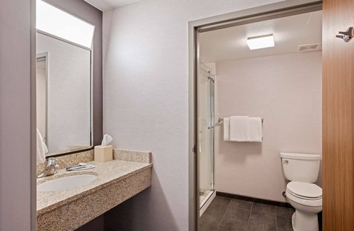 San Ramon Hotel | Ideal Mix of Comfort and Value! Swimming Pool, Fre