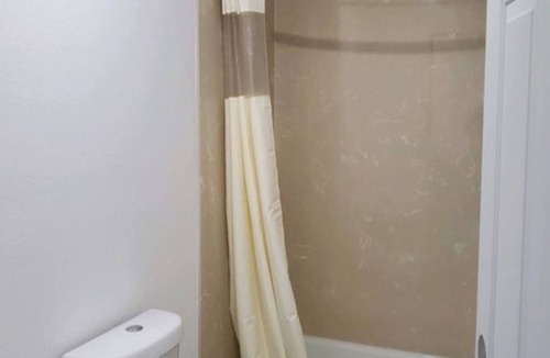 Oakland Hotel | Ideal Queen Room for Business Travelers Visiting Oakland Attractions