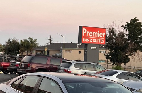 Oakland Hotel | Ideal Queen Room for Business Travelers Visiting Oakland Attractions