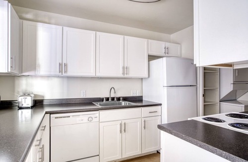 Central San Mateo Apartment | Ideal San Mateo 3BR w/W/D, BBQ & Pool, nr Caltrain, by Blueground