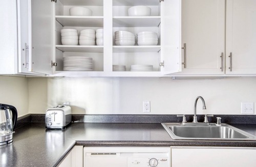 Central San Mateo Apartment | Ideal San Mateo 3BR w/W/D, BBQ & Pool, nr Caltrain, by Blueground