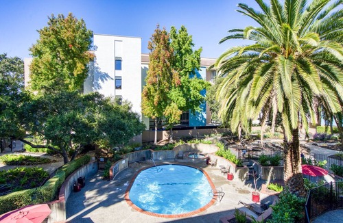 Central San Mateo Apartment | Ideal San Mateo 3BR w/W/D, BBQ & Pool, nr Caltrain, by Blueground