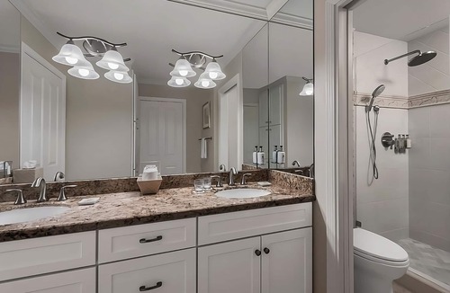 Napa Hotel | Ideal Vacay Spot w/3 Spacious Suites & Kitchen, Onsite Golf Course, Pool!