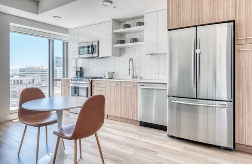 Downtown Oakland Apartment | Impeccable Oakland 1BR w/AC, W/D, Sky Deck, next to BART, by Blueground