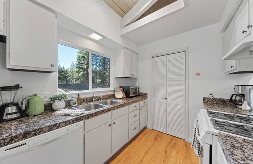Incline Village Condo | Incline Village Condo + Near Tahoe Skiing + Trails | Golden Mountain Chalet
