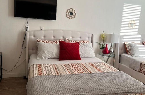 Little Armenia Apartment | Incredible Hollywood Loft Free Parking