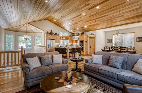 Tahoe Paradise House | Inviting spacious home with fireplace, deck, hot tub, full kitchen, & W&D