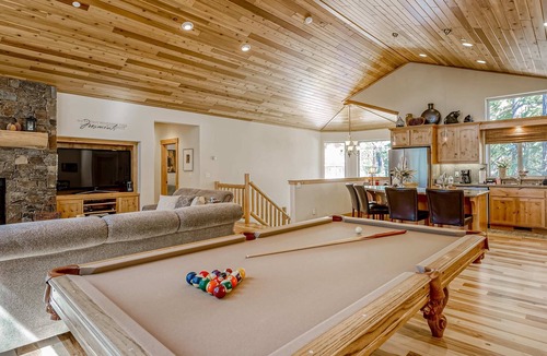 Tahoe Paradise House | Inviting spacious home with fireplace, deck, hot tub, full kitchen, & W&D