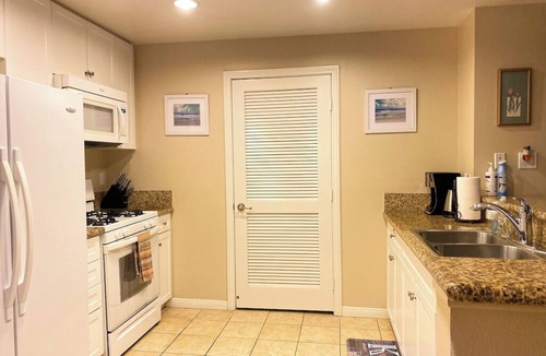 Irvine Research Center Apartment | Irvine Spectrum Resort Style Pool & Gym Free Parking