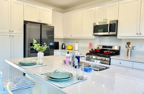 Westmont House | Jie's Choice — Luxury New 4b3b Pomona Hideaway