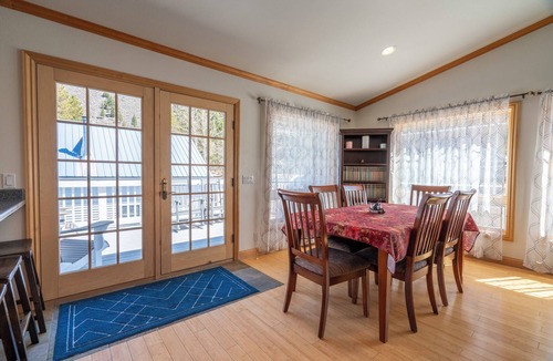 June Lake House | Johnson Suite 2- Walk to both June and Gull Lakes, only 1.5 miles to June Mtn Ski Area