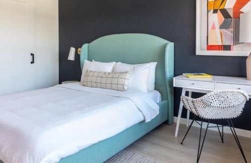 Piedmont Avenue House | Just a brief walk to Kaiser Permanente Oakland Medical Center!