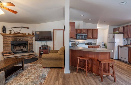 June Lake House | Kenton House- Village Location, Walk to both June & Gull Lakes and Shops and Restaurants
