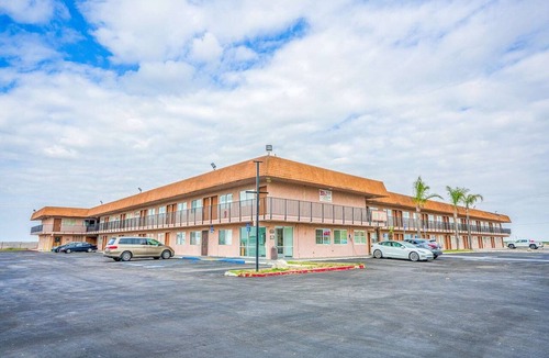Buttonwillow Apartment | King Bed Accessible Non-Smoking