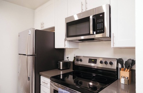 Westlake Village Apartment | King Bed, Hot Tub, Gym, WD, Parking, Ideal for Long Stay.