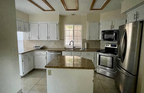 Raisin House | King bed in gated community very next to Woodward Park. Waking, dinning & shops