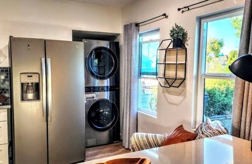 Rancho Dominguez House | 🌊King bed - near SoFi and LAX - free onsite parking