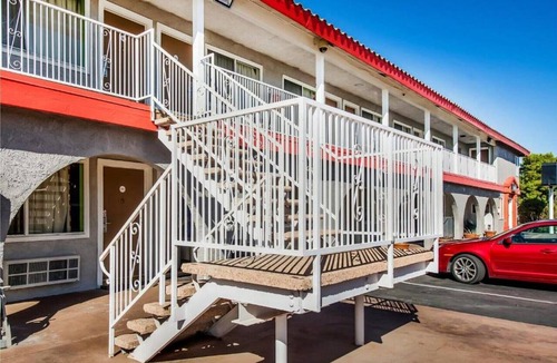 Ridgecrest Apartment | King Bed Non-Smoking
