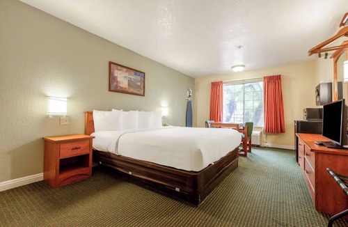 San Clemente Hotel | King Bed Non-Smoking with Free Covered Parking near San Clemente Beach Pier