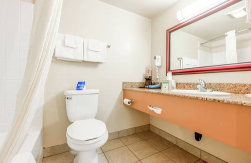 San Clemente Hotel | King Bed Non-Smoking with Free Covered Parking near San Clemente Beach Pier