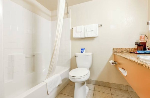 San Clemente Hotel | King Bed Non-Smoking with Free Covered Parking near San Clemente Beach Pier