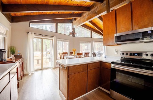 Montgomery Estates Cabin | King bed, queen bed, fire pit, 6 mins to the beach, up to 2 dogs welcome!