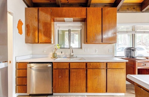Montgomery Estates Cabin | King bed, queen bed, fire pit, 6 mins to the beach, up to 2 dogs welcome!