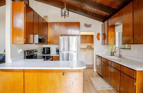 Montgomery Estates Cabin | King bed, queen bed, fire pit, 6 mins to the beach, up to 2 dogs welcome!