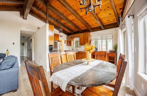 Montgomery Estates Cabin | King bed, queen bed, fire pit, 6 mins to the beach, up to 2 dogs welcome!
