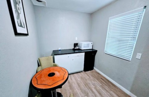 Ridgecrest Hotel | King Bed Room + Kitchenette, Perfect for Extended Stay – Central Ridgecres