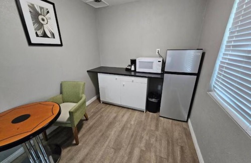Ridgecrest Hotel | King Bed Room + Kitchenette, Perfect for Extended Stay – Central Ridgecres