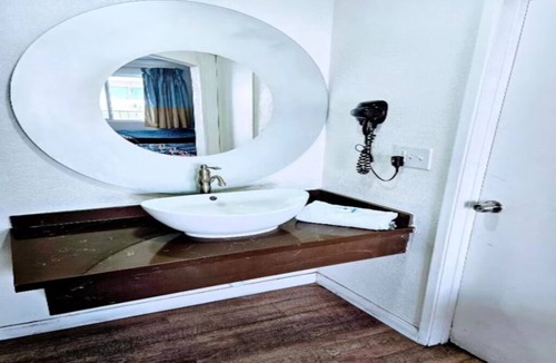 Ridgecrest Hotel | King Bed Room + Kitchenette, Perfect for Extended Stay – Central Ridgecres