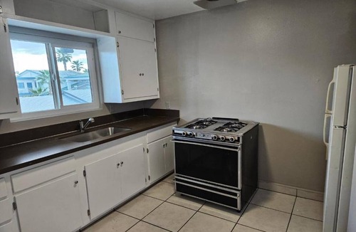 Ridgecrest Apartment | King Bed|Smk|Ridgecrest CA