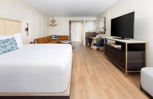 Calabasas Hotel | King Standard, The Anza A Calabasas Hotel, Outdoor Pool, Pet-Friendly