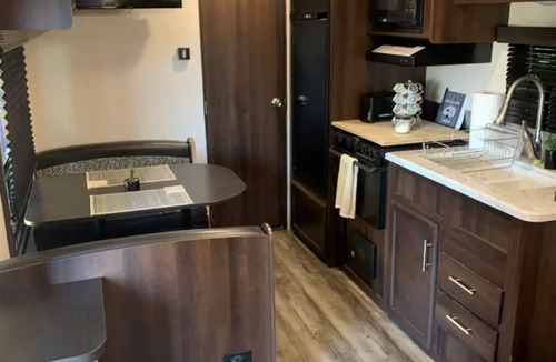 Hollister House | KJ Getaways "Glampsite" Affordable Short/Long Stays! Free On-Site Laundry Mat!