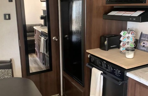 Hollister House | KJ Getaways "Glampsite" Affordable Short/Long Stays! Free On-Site Laundry Mat!