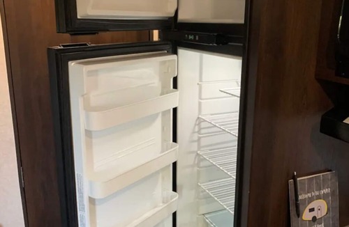 Hollister House | KJ Getaways "Glampsite" Affordable Short/Long Stays! Free On-Site Laundry Mat!