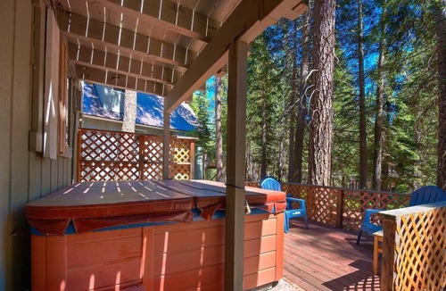 Kingswood Estates House | Knotty and Nice! 6BR Hot Tub, Hiking Trail, 10 Mins to Beach!