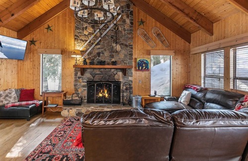 Kingswood Estates House | Knotty and Nice! 6BR Hot Tub, Hiking Trail, 10 Mins to Beach!
