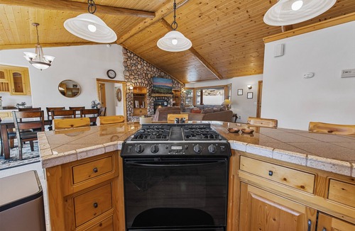 Castle Glen Estates Cabin | Kubo Del Sol - Log Cabin, Hot Tub, Game Room, Pool Table, Ping Pong