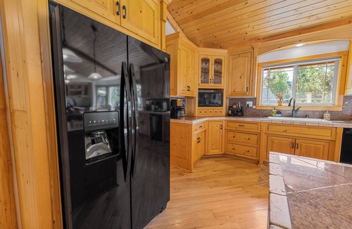 Castle Glen Estates Cabin | Kubo Del Sol - Log Cabin, Hot Tub, Game Room, Pool Table, Ping Pong