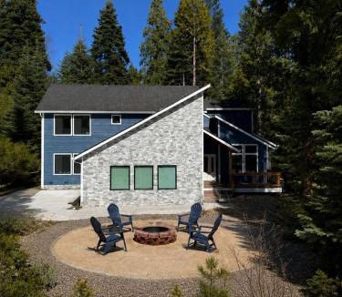 Shaver Lake House | La Cabana Azul in Wildflower Community Luxurious Game Room EV Charger
