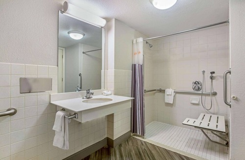 Downtown Hotel | La Quinta Inn by Wyndham Fresno Yosemite