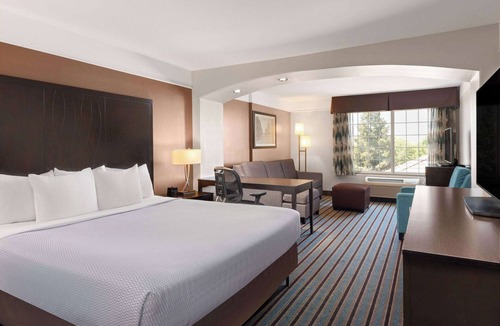 Greenacres Hotel | La Quinta Inn & Suites by Wyndham Bakersfield North