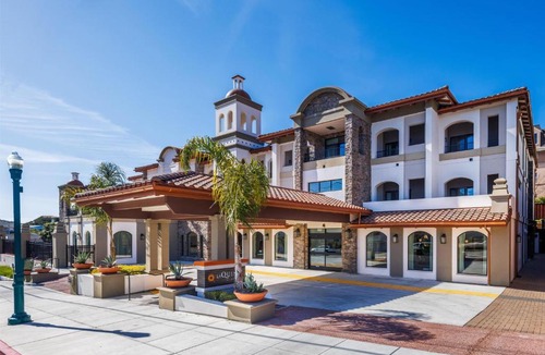 Beach Hill - Beach Flats Hotel | La Quinta Inn & Suites by Wyndham Santa Cruz
